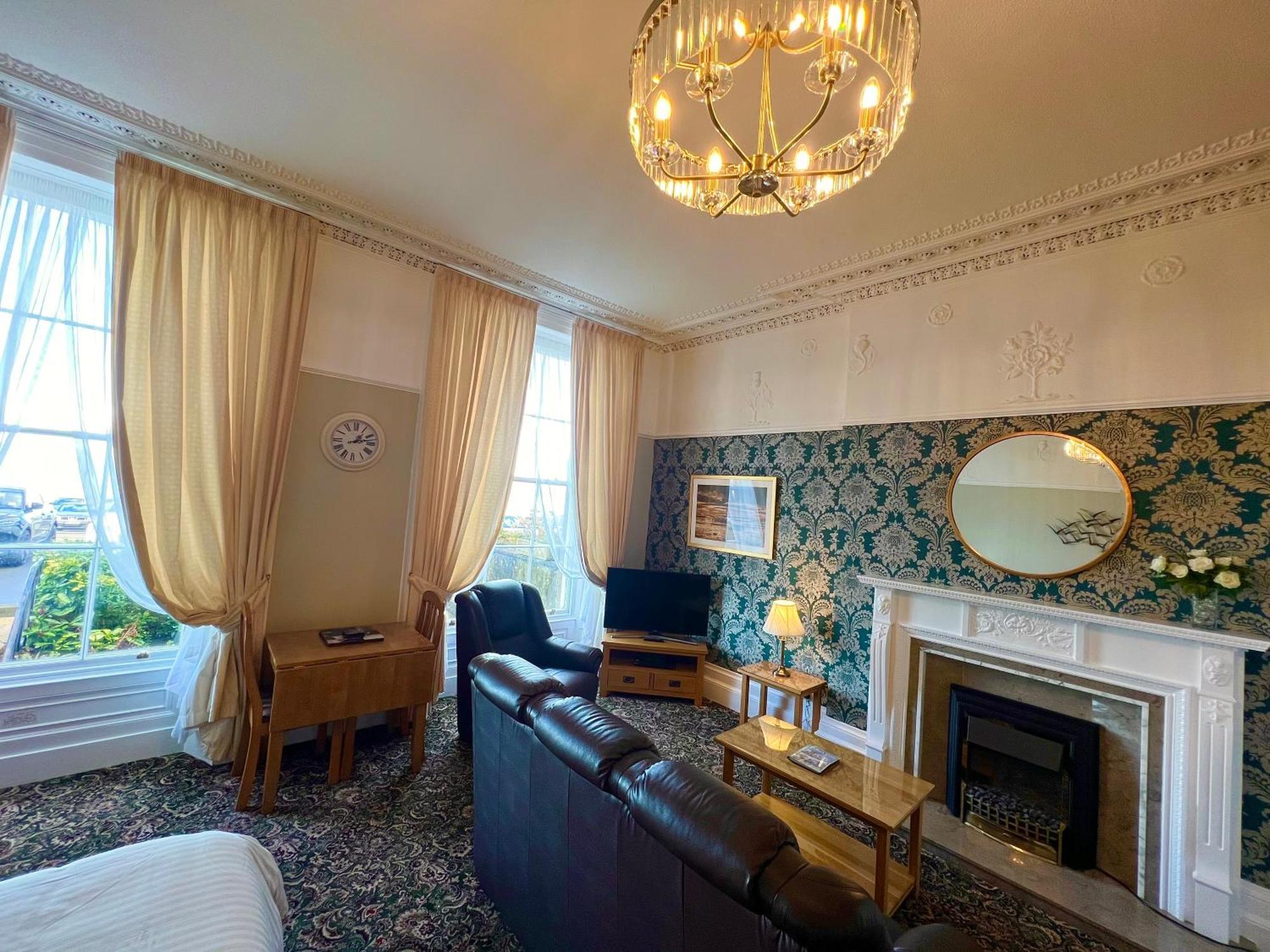 Eden Vale Ground Floor Sea View Apartment *
